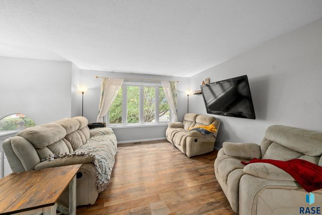 7407 N Cliff Ave Avenue, Sioux Falls, SD 57104