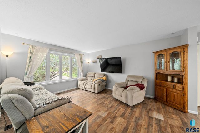 7407 N Cliff Ave Avenue, Sioux Falls, SD 57104