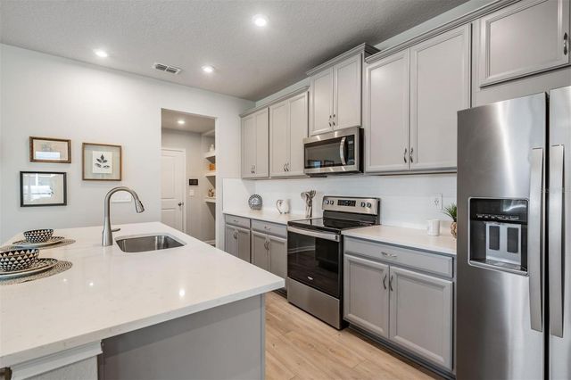 19219 BLUE POND DRIVE, Lutz, FL 33558