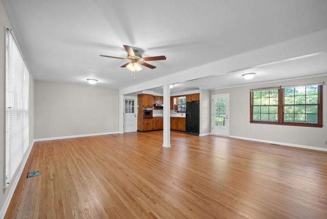 2120 Fleming Rd, Clarksville, TN 37043