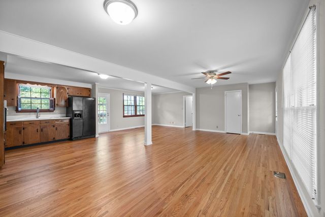 2120 Fleming Rd, Clarksville, TN 37043