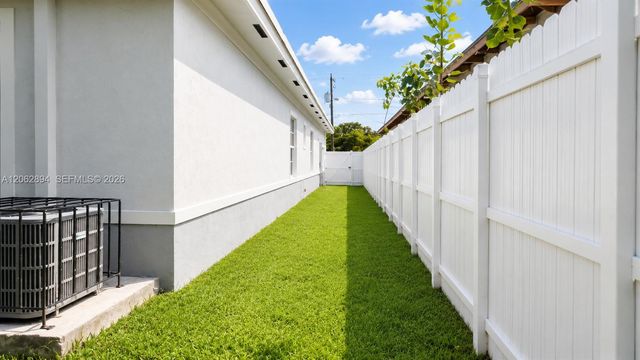 22055 Miami Avenue, Miami, FL 33170