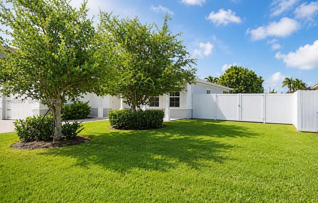 22055 Miami Avenue, Miami, FL 33170
