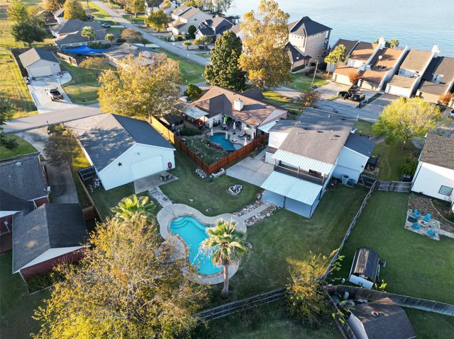 805 Lake View Drive, Montgomery, TX 77356