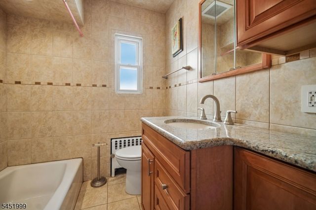 9 6Th St, Fair Lawn Boro, NJ 07410