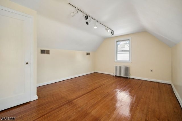 9 6Th St, Fair Lawn Boro, NJ 07410