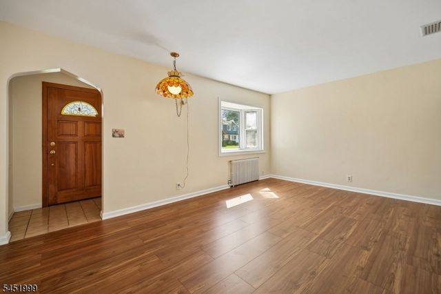 9 6Th St, Fair Lawn Boro, NJ 07410