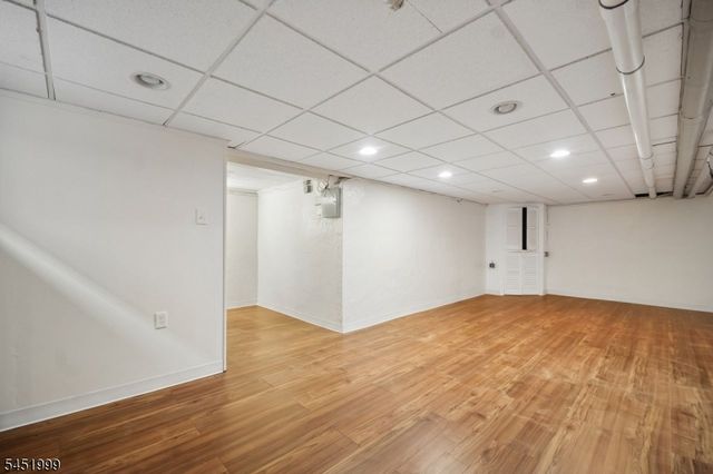 9 6Th St, Fair Lawn Boro, NJ 07410