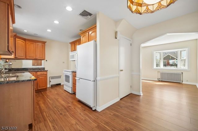 9 6Th St, Fair Lawn Boro, NJ 07410