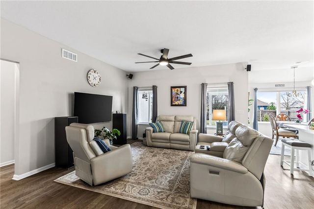 520 SE Laurel Drive, Blue Springs, MO 64014