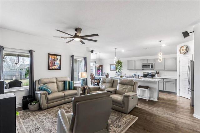 520 SE Laurel Drive, Blue Springs, MO 64014