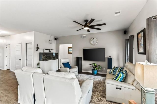 520 SE Laurel Drive, Blue Springs, MO 64014