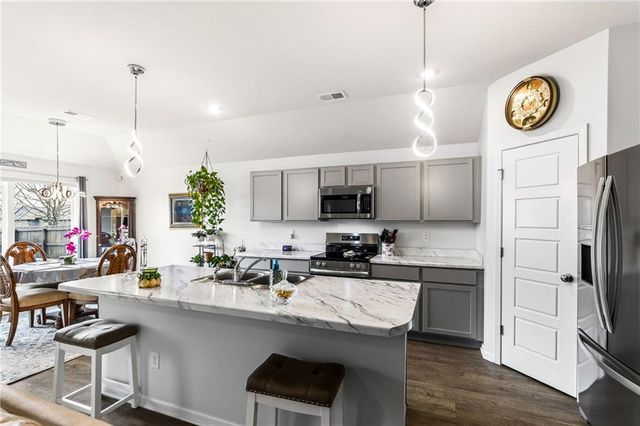 520 SE Laurel Drive, Blue Springs, MO 64014