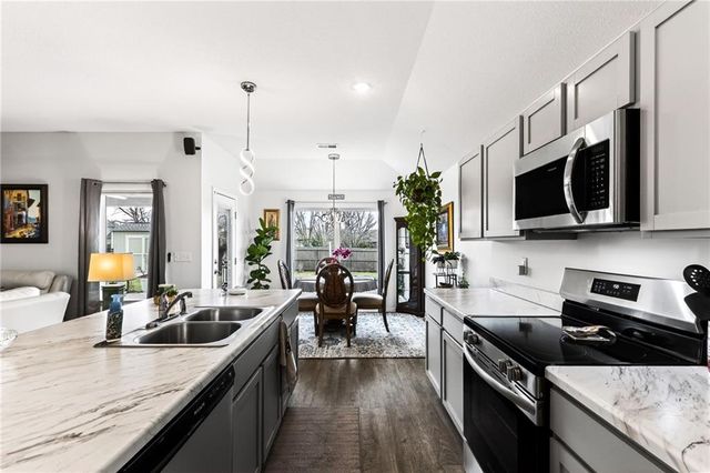 520 SE Laurel Drive, Blue Springs, MO 64014