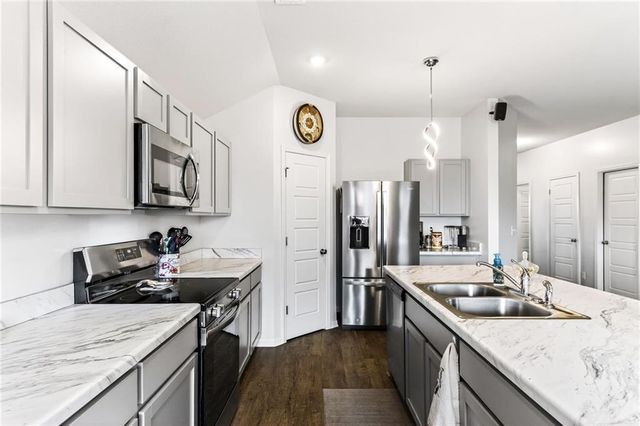 520 SE Laurel Drive, Blue Springs, MO 64014