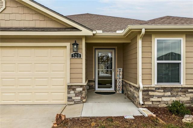 520 SE Laurel Drive, Blue Springs, MO 64014