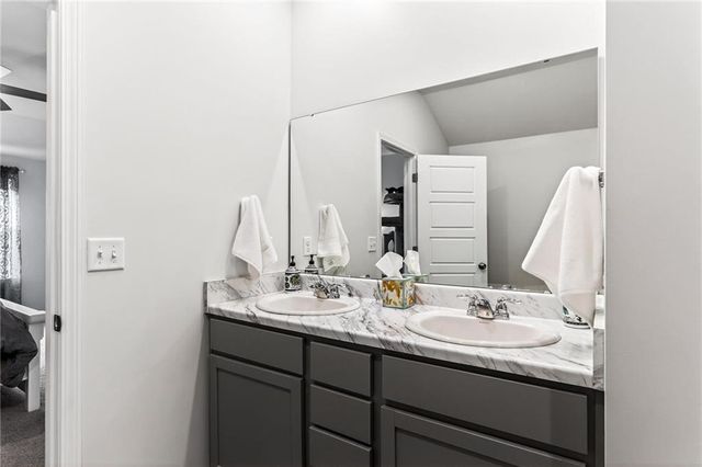 520 SE Laurel Drive, Blue Springs, MO 64014