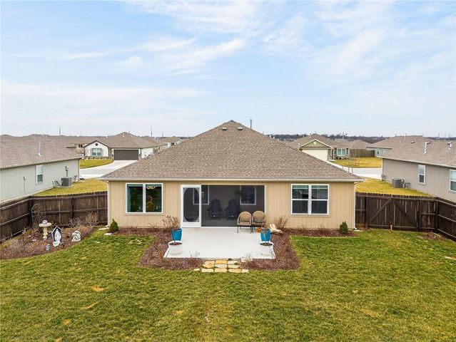 520 SE Laurel Drive, Blue Springs, MO 64014
