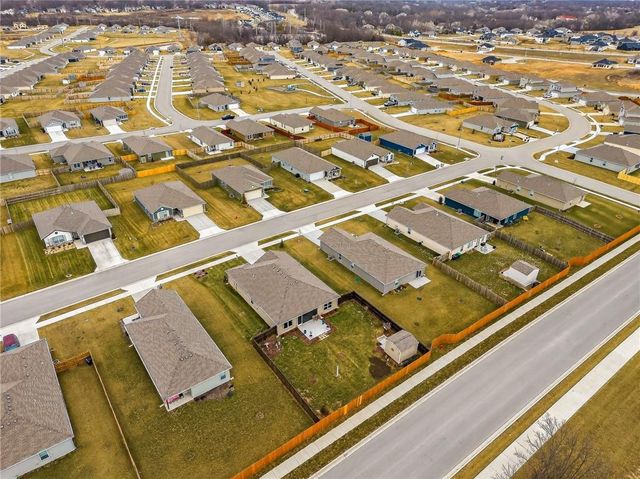 520 SE Laurel Drive, Blue Springs, MO 64014