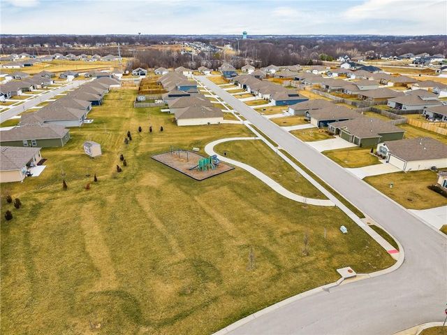 520 SE Laurel Drive, Blue Springs, MO 64014