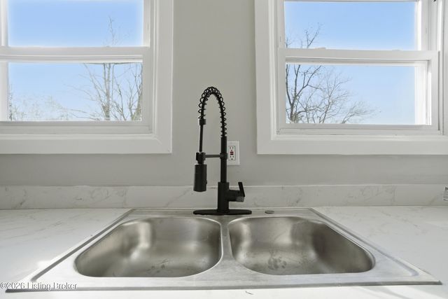 6006 Pendleton Rd, Louisville, KY 40272