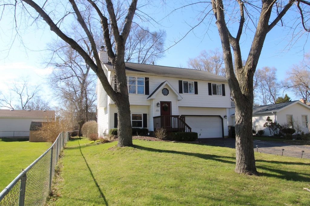 233 S Shore Drive, Island Lake, IL 60042