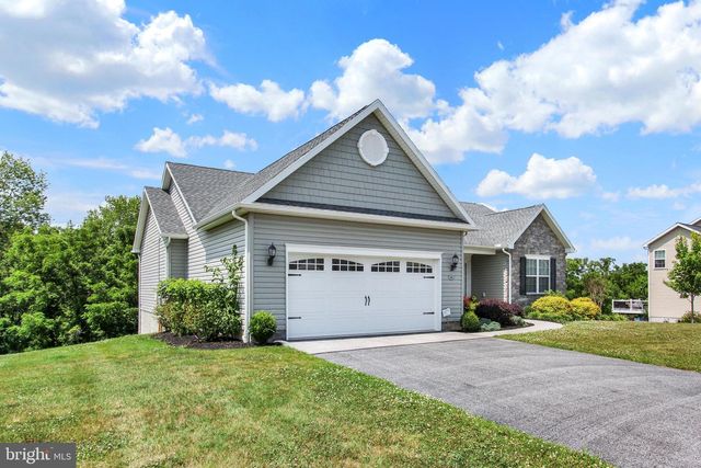 880 RIPPLE DR, Hanover, PA 17331