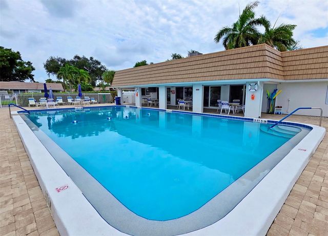 5468 RIVERBLUFF CIRCLE V-40, Sarasota, FL 34231