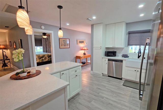 5468 RIVERBLUFF CIRCLE V-40, Sarasota, FL 34231