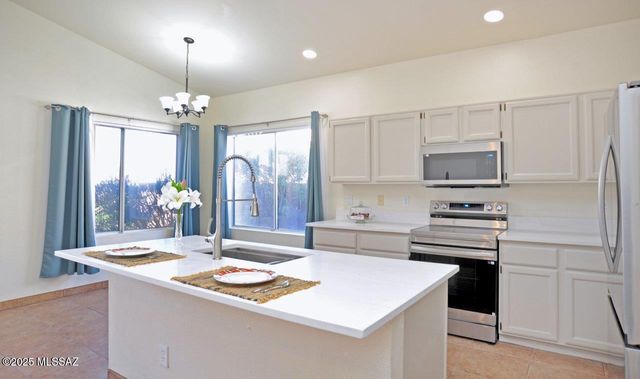 124 S Palace Gardens Drive, Tucson, AZ 85748