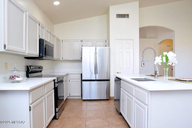 124 S Palace Gardens Drive, Tucson, AZ 85748