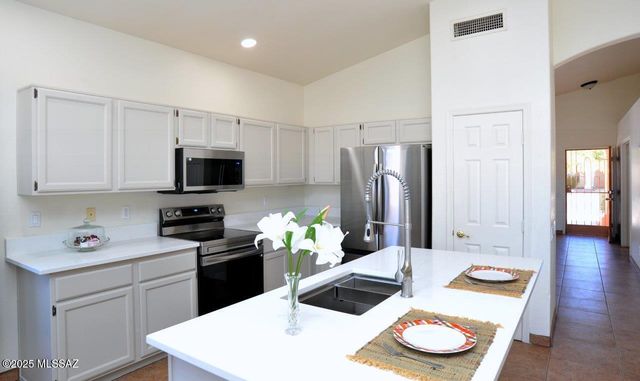 124 S Palace Gardens Drive, Tucson, AZ 85748