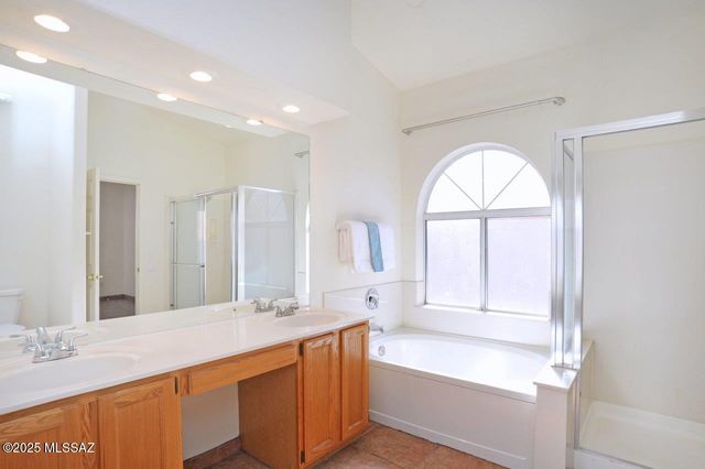 124 S Palace Gardens Drive, Tucson, AZ 85748