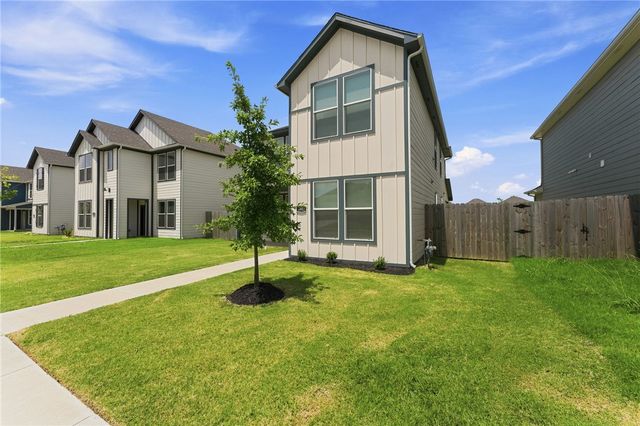 4802 W Planetree Street, Fayetteville, AR 72704