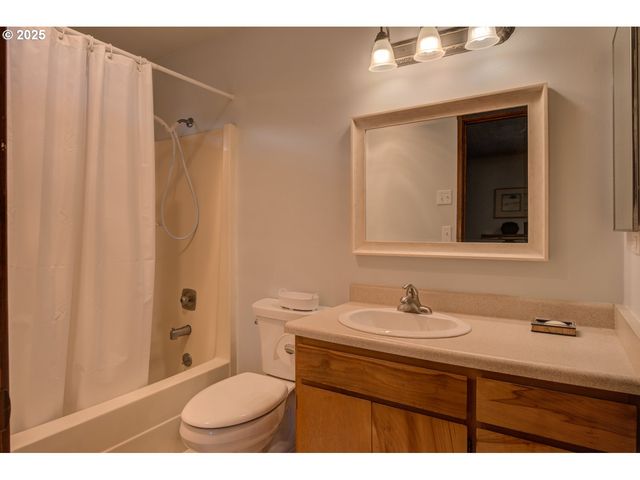 1620 26TH St, Florence, OR 97439