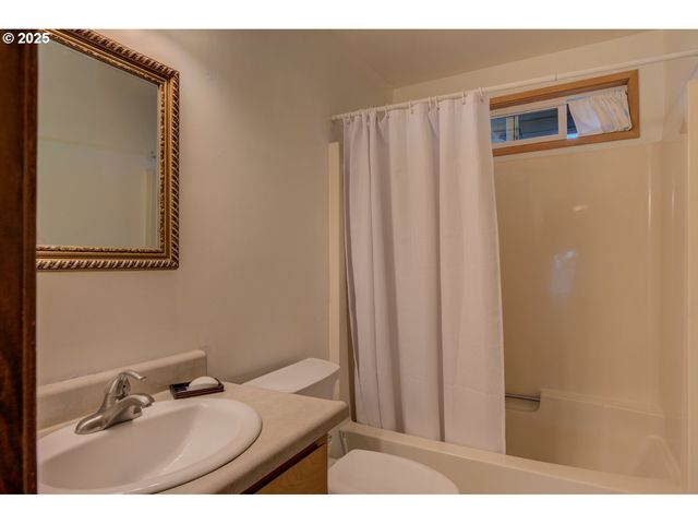 1620 26TH St, Florence, OR 97439