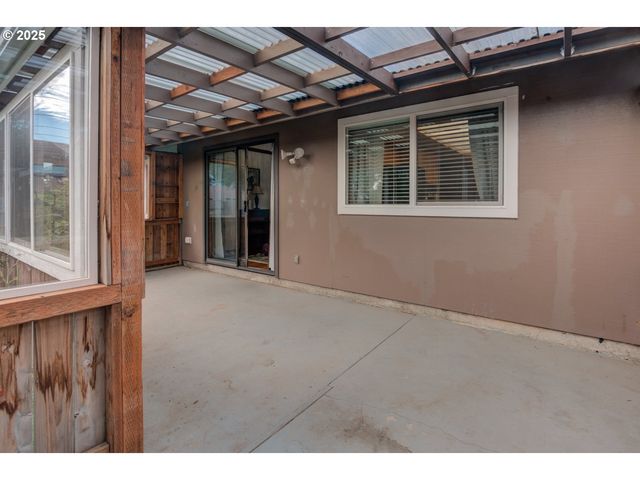 1620 26TH St, Florence, OR 97439