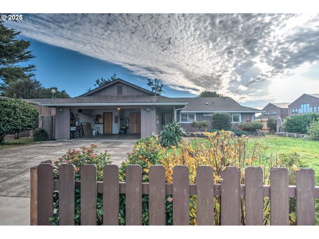 1620 26TH St, Florence, OR 97439