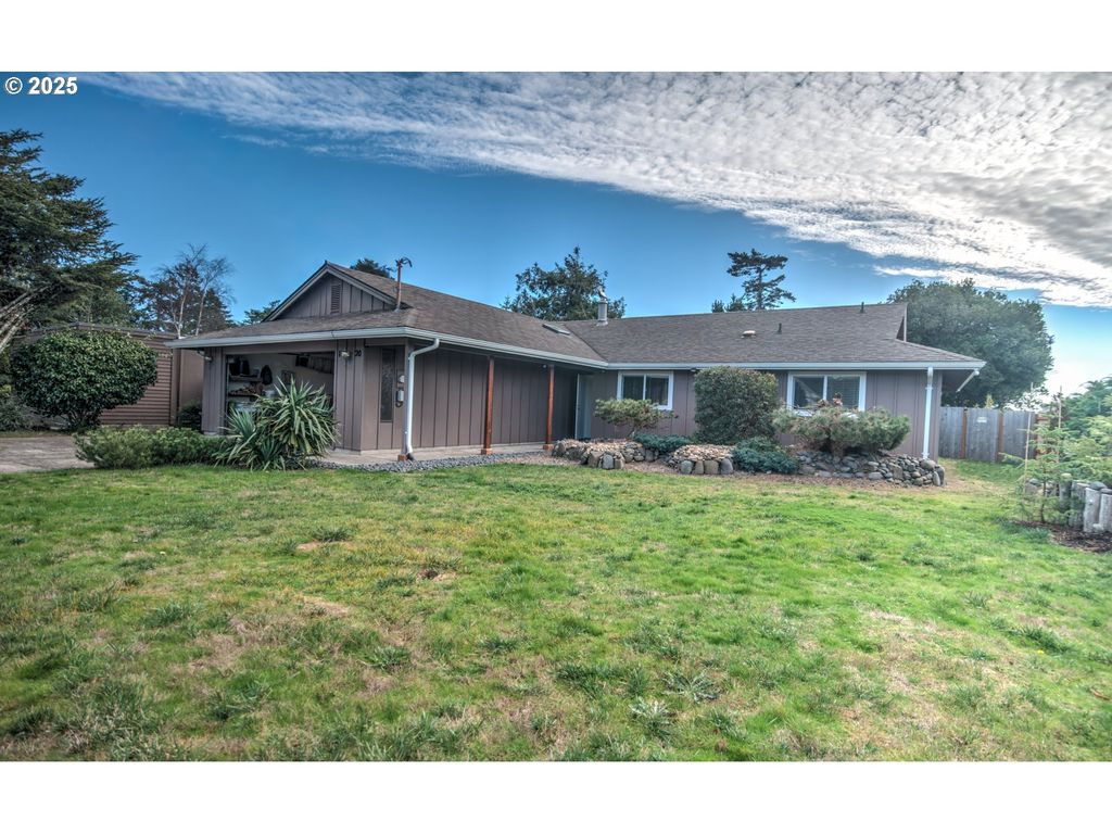 1620 26TH St, Florence, OR 97439