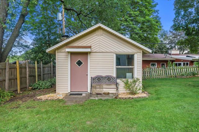 625 N Hine AVENUE, Waukesha, WI 53188