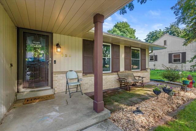 625 N Hine AVENUE, Waukesha, WI 53188