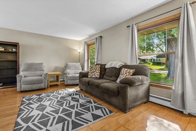 625 N Hine AVENUE, Waukesha, WI 53188