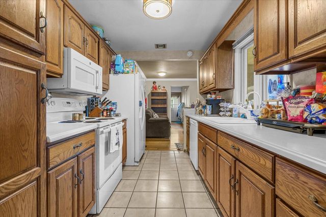 625 N Hine AVENUE, Waukesha, WI 53188