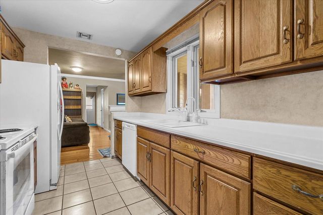 625 N Hine AVENUE, Waukesha, WI 53188