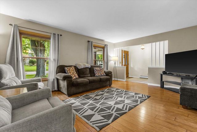 625 N Hine AVENUE, Waukesha, WI 53188