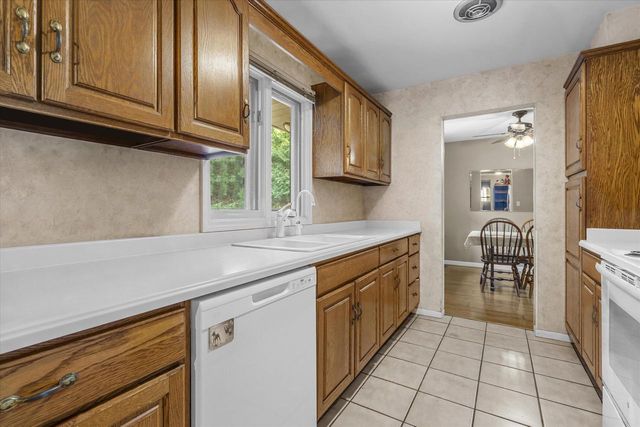 625 N Hine AVENUE, Waukesha, WI 53188