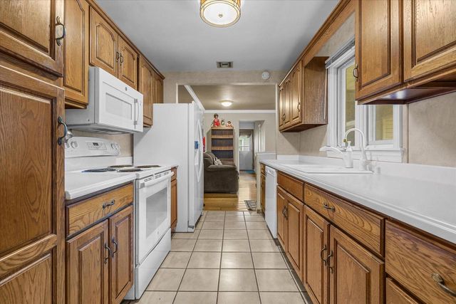 625 N Hine AVENUE, Waukesha, WI 53188