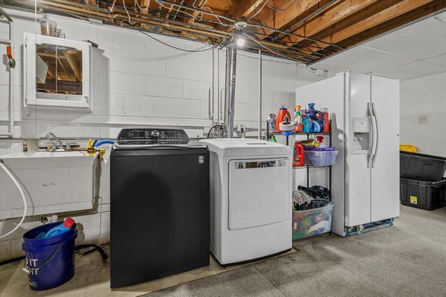 625 N Hine AVENUE, Waukesha, WI 53188