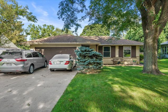 625 N Hine AVENUE, Waukesha, WI 53188
