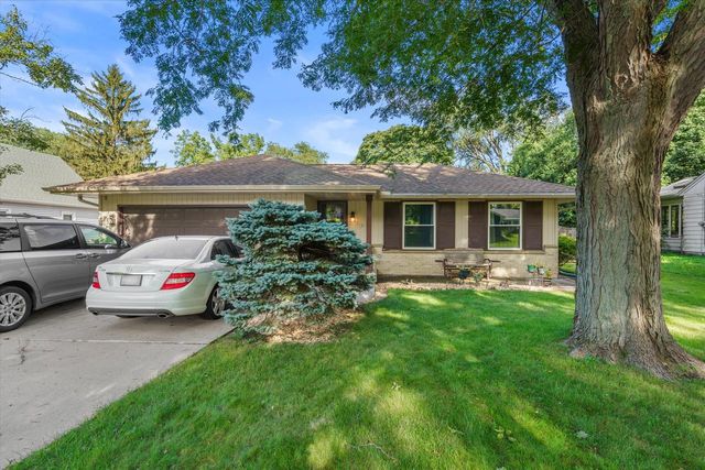 625 N Hine AVENUE, Waukesha, WI 53188